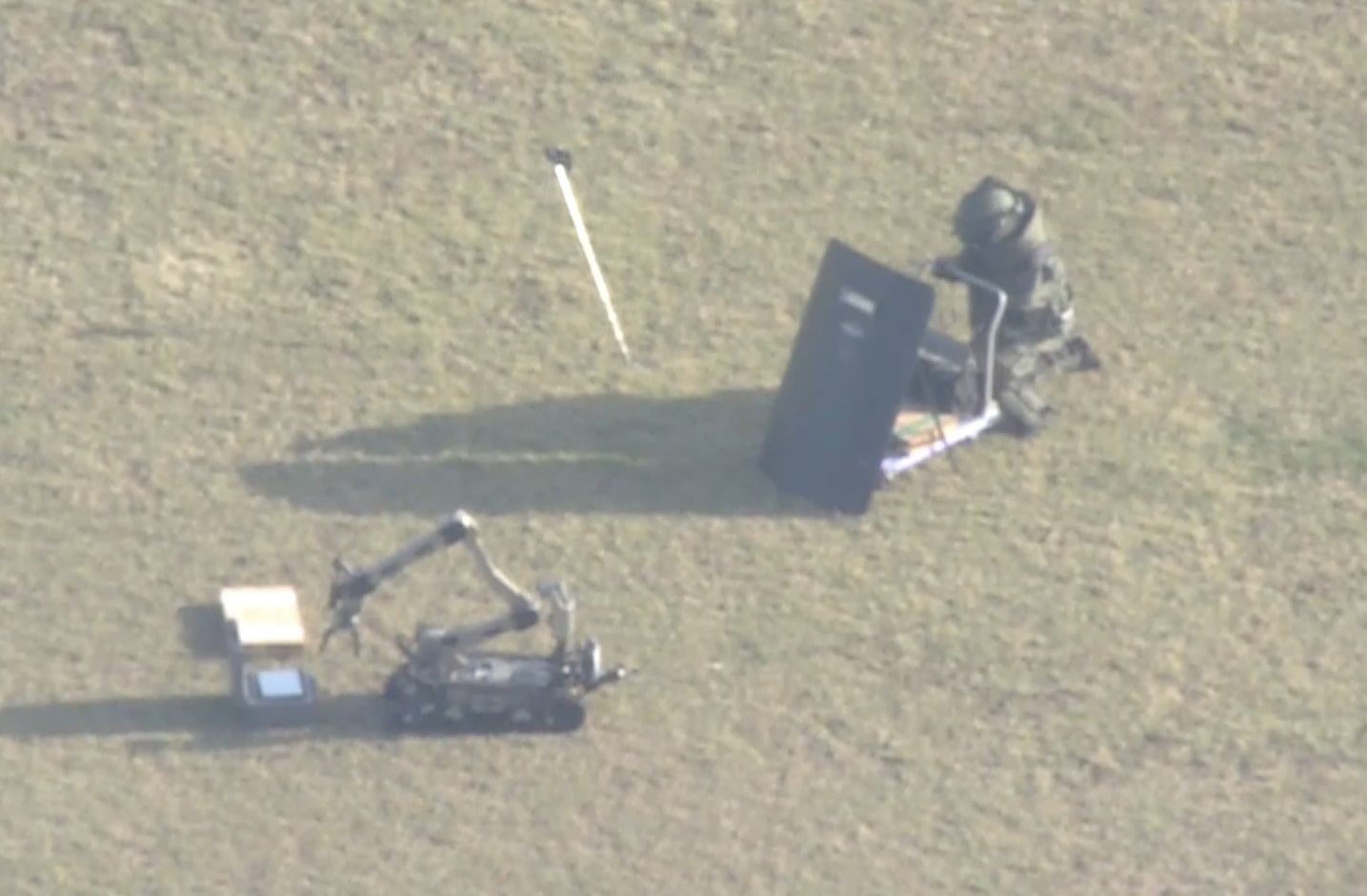 グラウンドに置かれた爆弾とみられる物