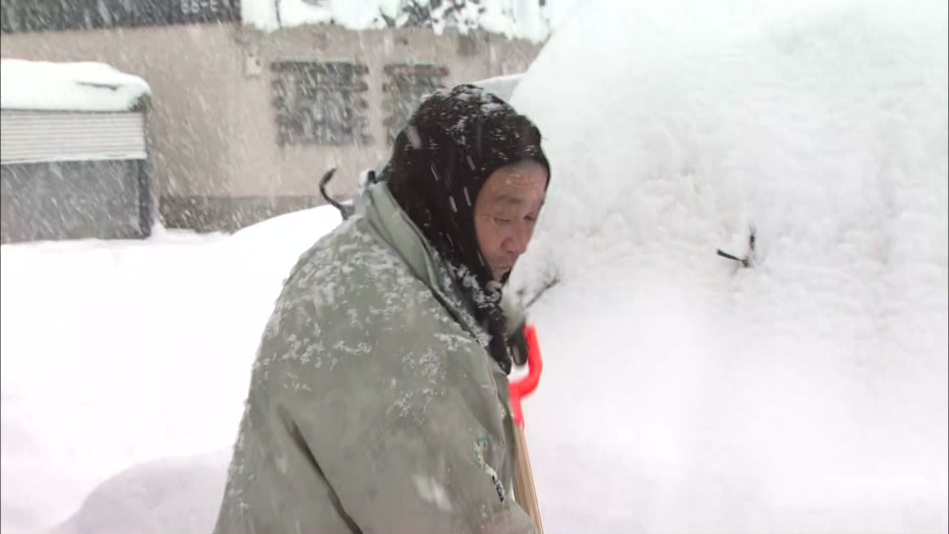 雪かきする幌加内町民