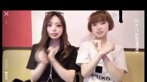 恋人の八木原容疑者(右)と川村容疑者=SNSより