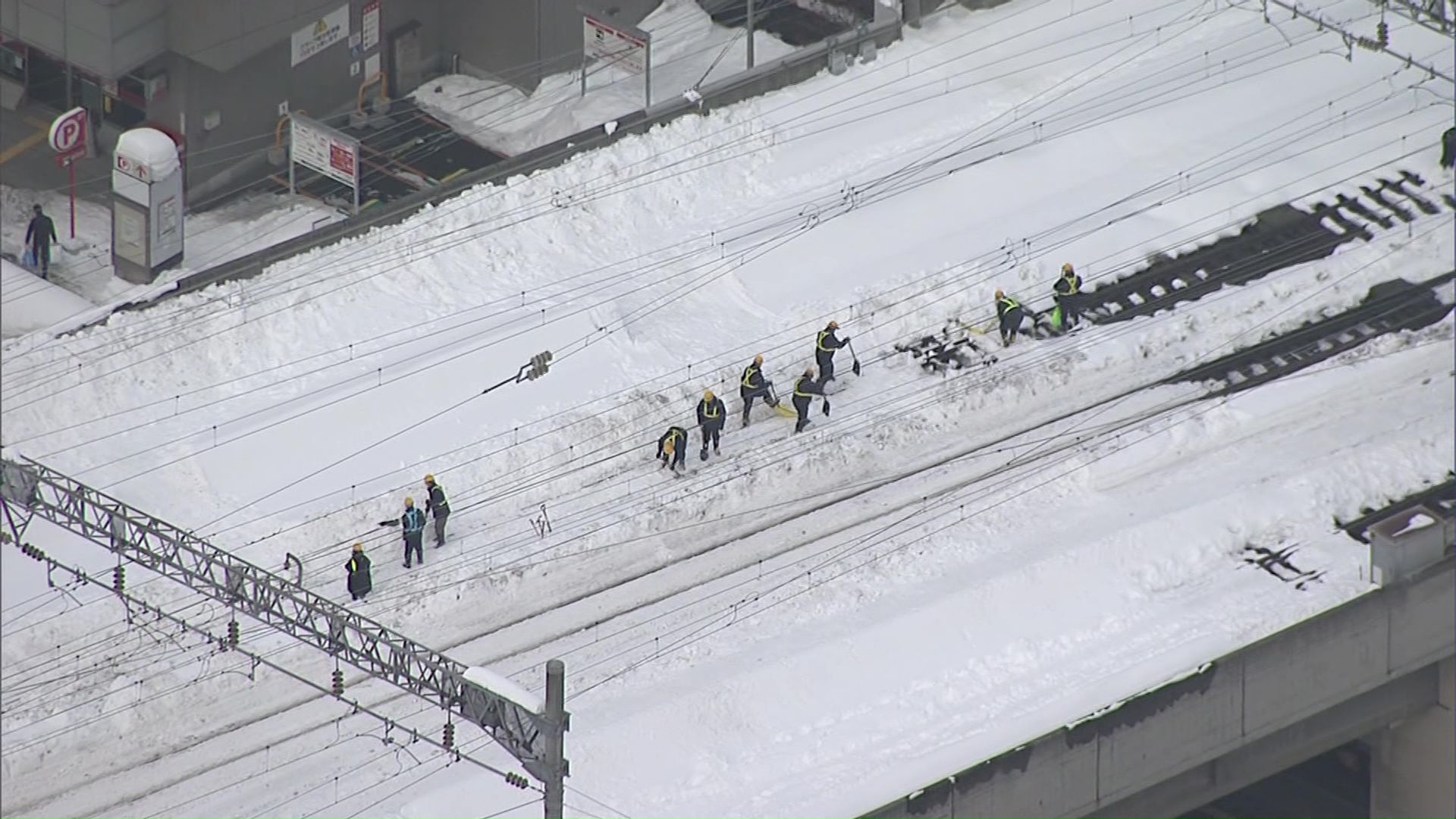 線路上で除雪作業をする作業員