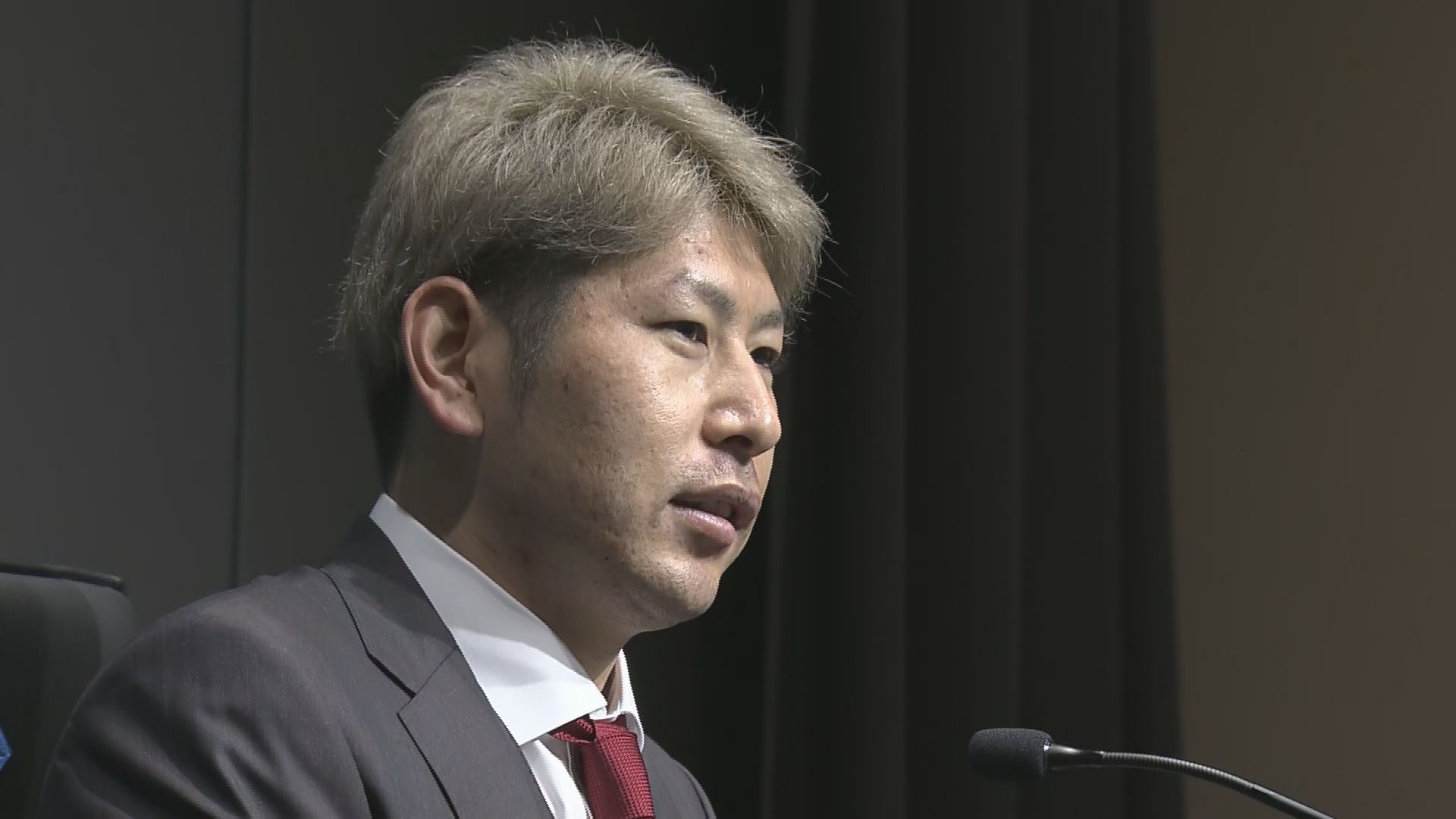 会見に臨む加藤投手