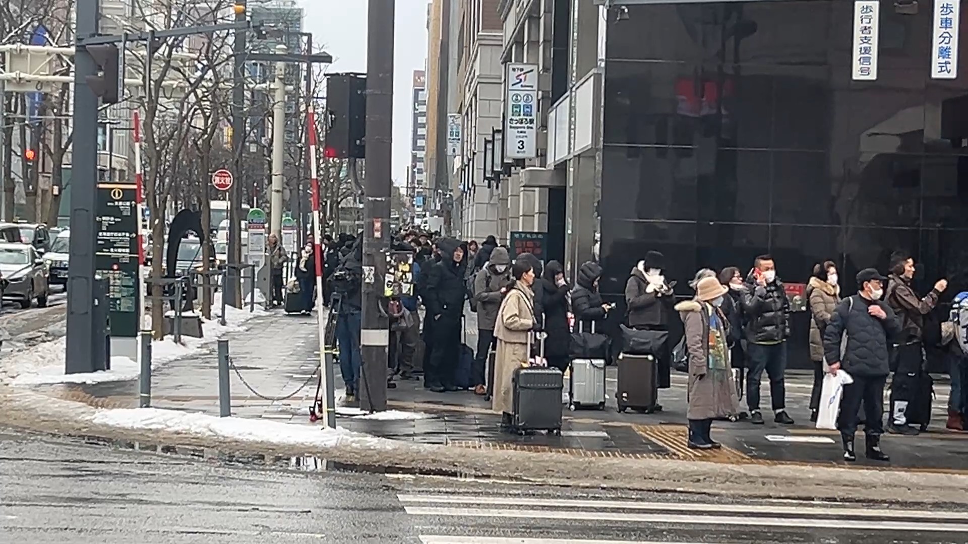 新千歳空港行きのバスを待つ人々