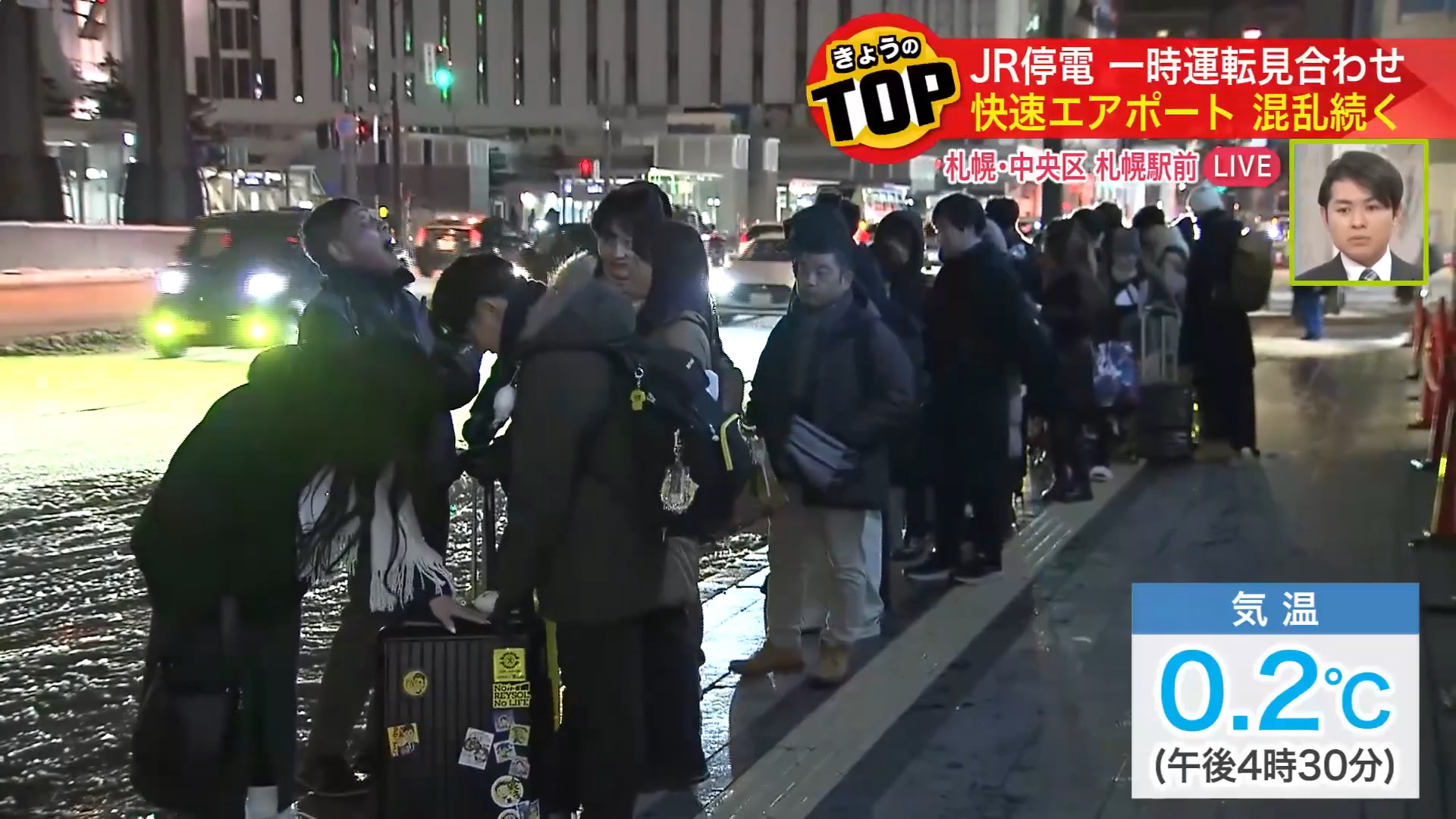 夜になってもバス乗り場には列が…