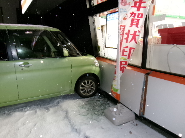 コンビニに突っ込んだ軽乗用車(小樽市 提供:北海道警)
