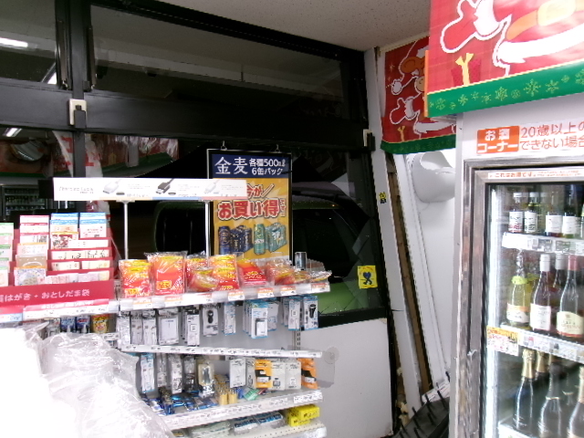 軽乗用車が突っ込んだコンビニの店内(小樽市 提供:北海道警)