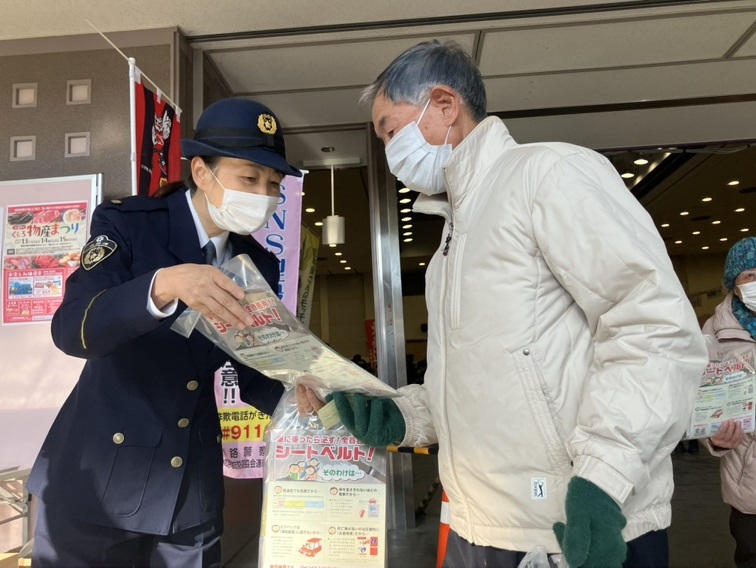 ステッカーを配り詐欺の注意を呼びかけた北海道警釧路署