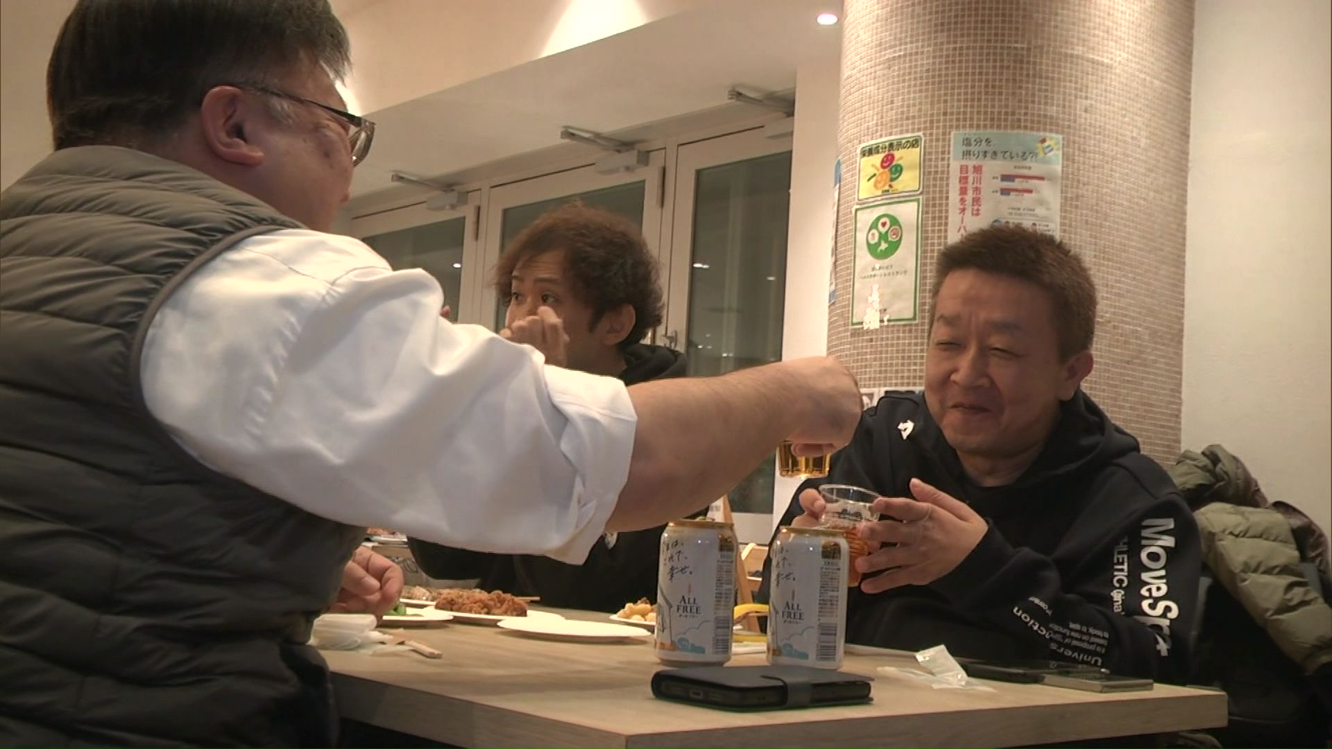 バルでの交流を楽しむ三田地さん