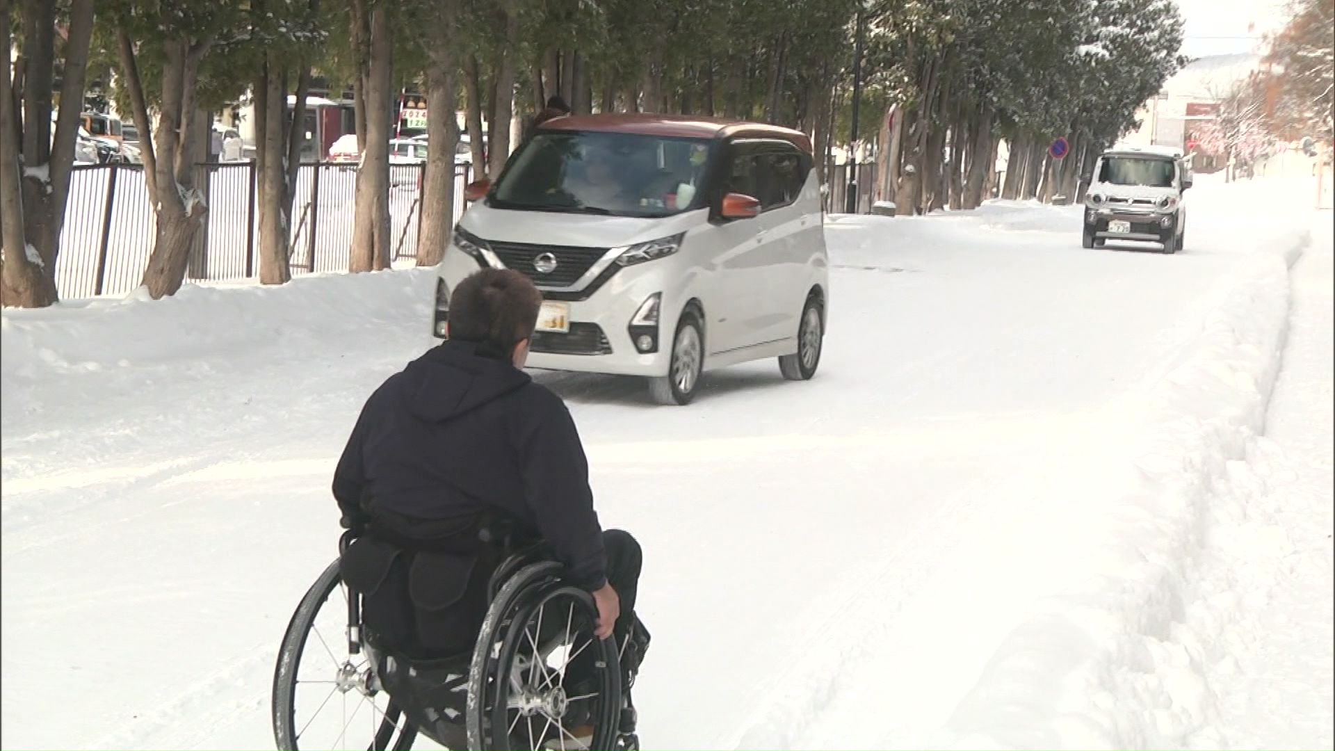 車いすで雪道の駐車場はスムーズに進めない