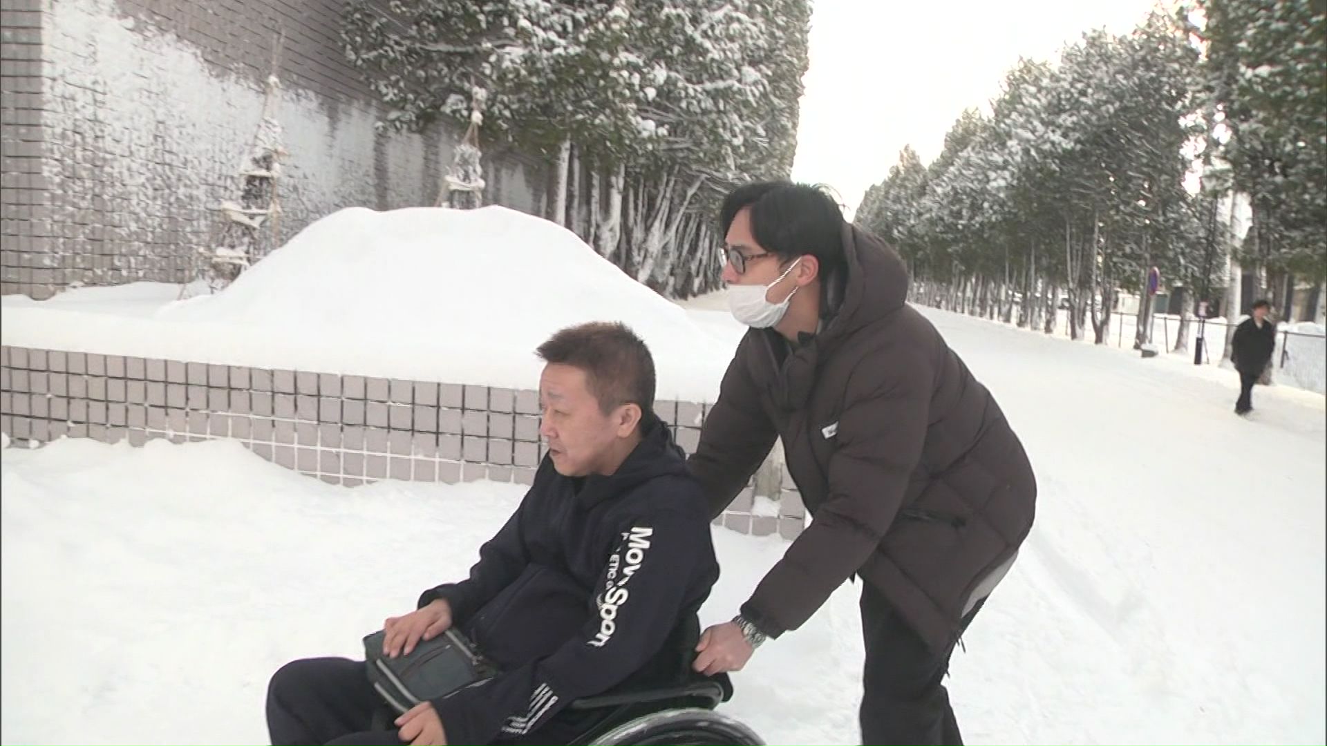 記者がサポートする一幕も