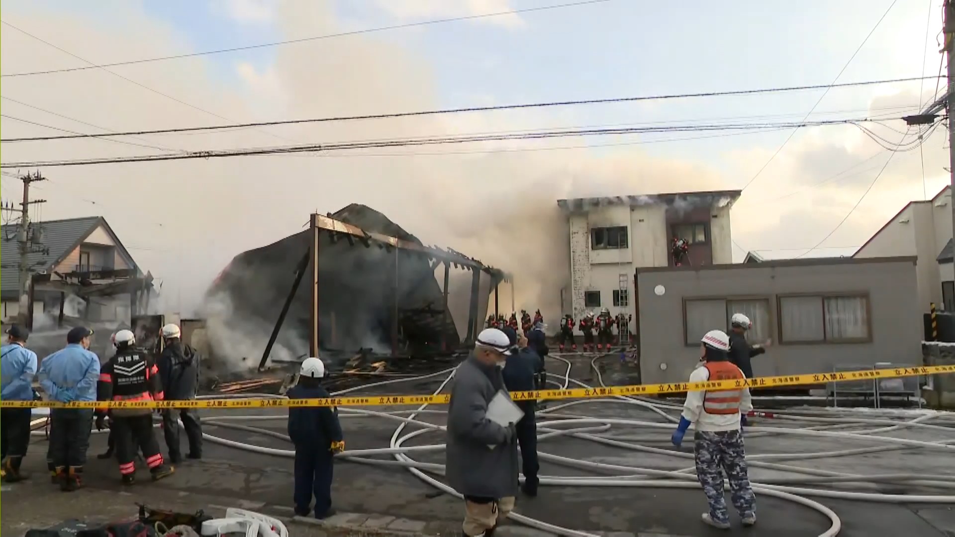 付近の住宅にも燃え移った