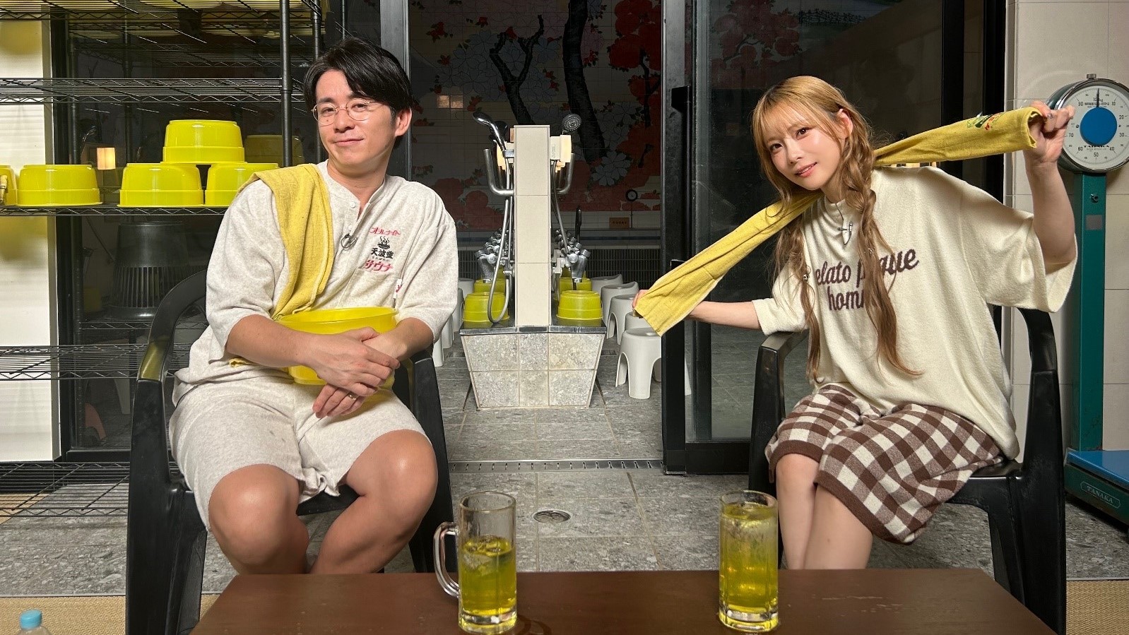 MCの藤森慎吾(左)と重盛さと美(右)/(C)UHB