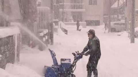除雪に追われる住民(札幌市内)