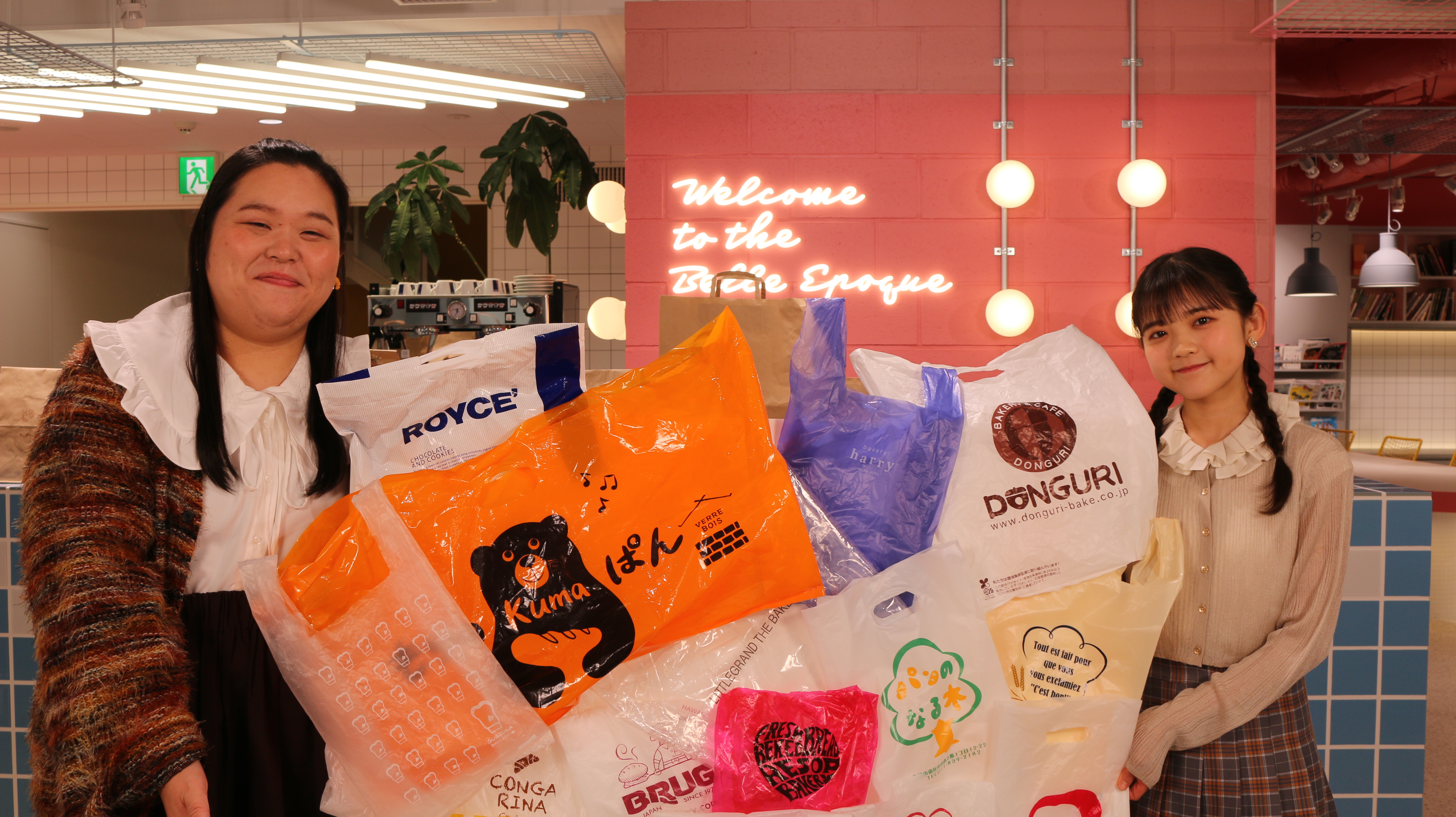 ぼる塾の田辺智加さん(左)とアンジュルムの松本わかなさん(右)