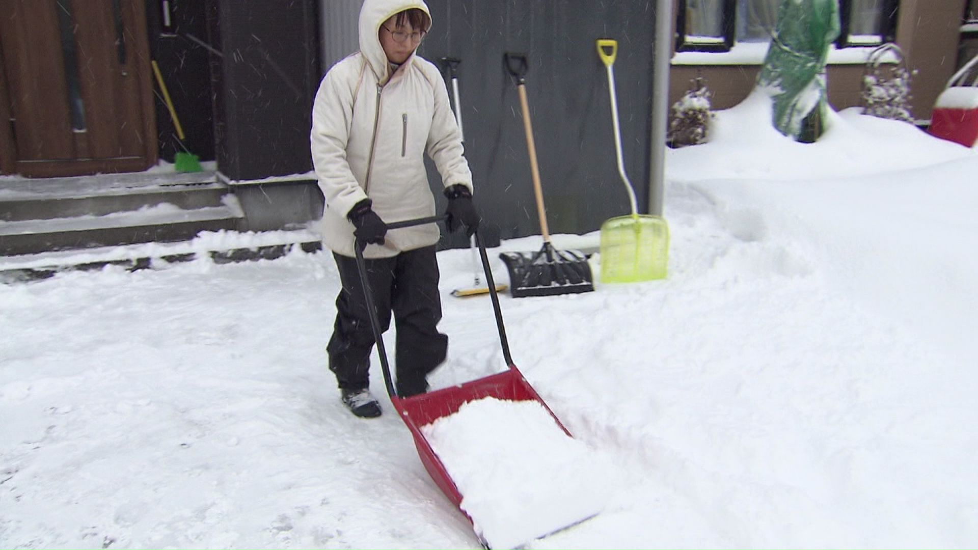 札幌市民は久しぶりの雪かき