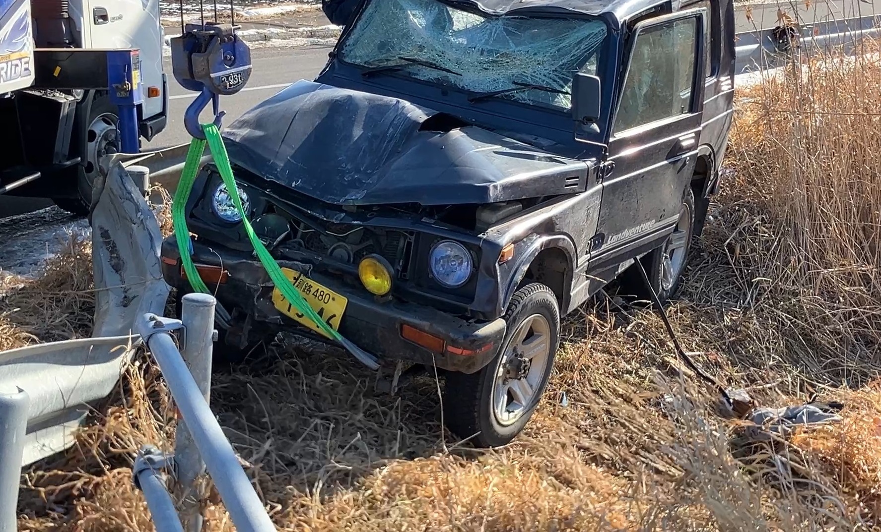 軽4WD車がガードレールに激突し路外に転落…運転していた20歳男性が死亡