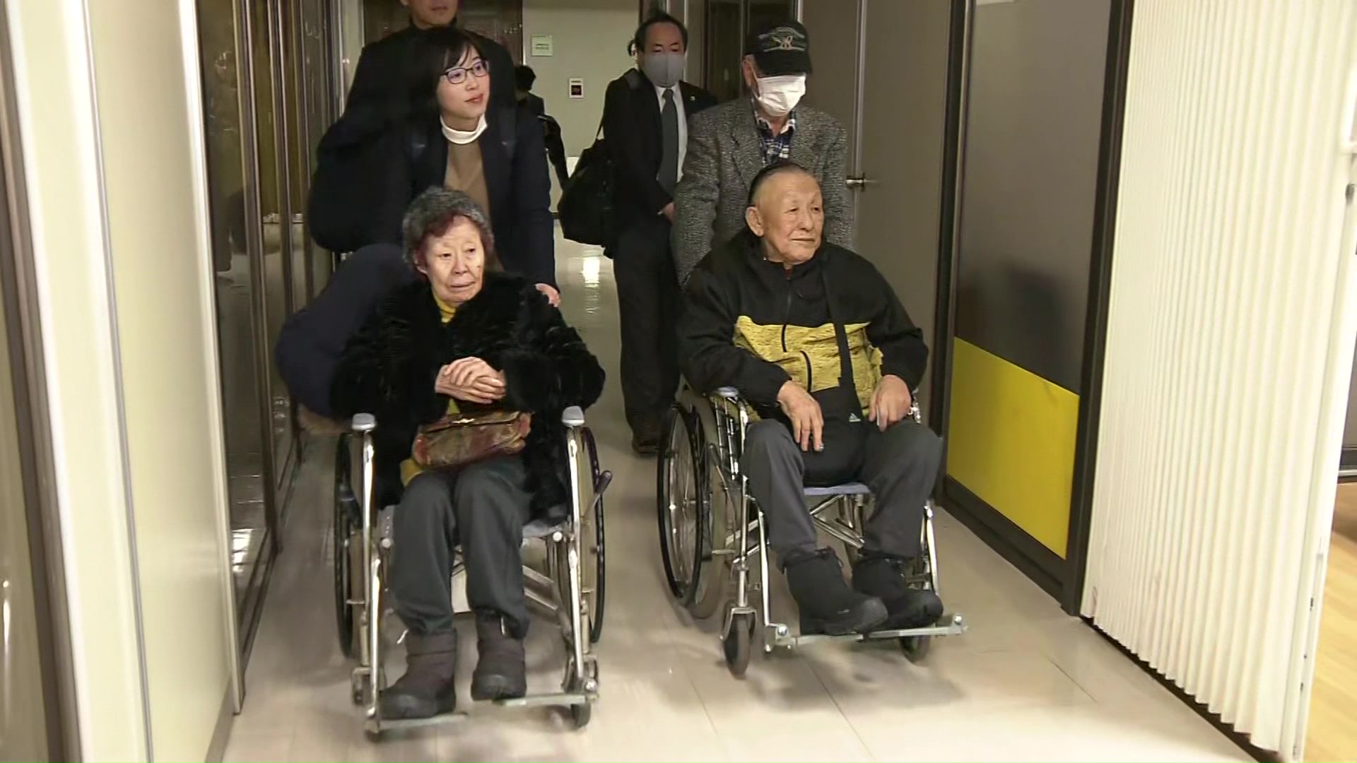 妻とともに申請窓口を訪れた札幌の小島喜久夫さん