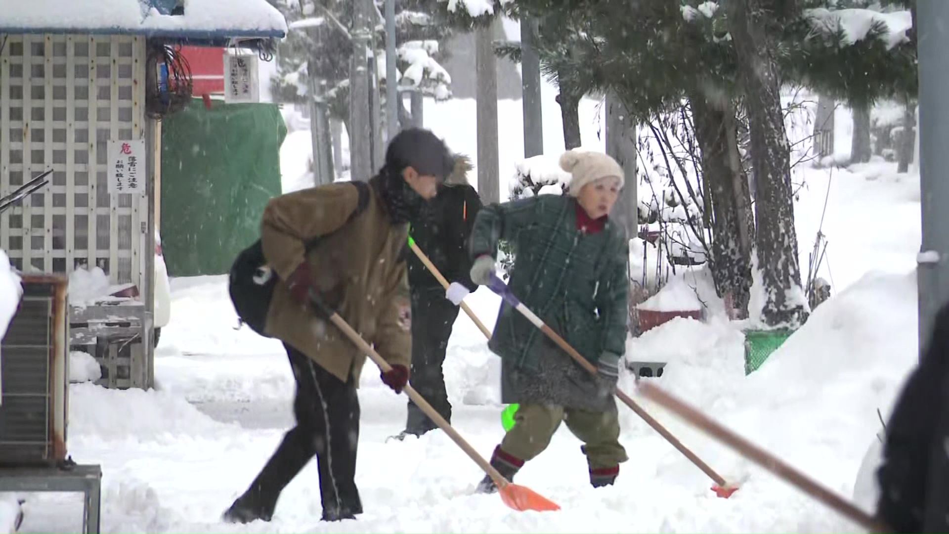 雪かきに追われる函館市民