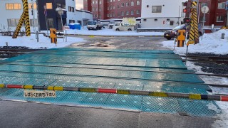 敷板が浮いた踏切(札幌市西区発寒)
