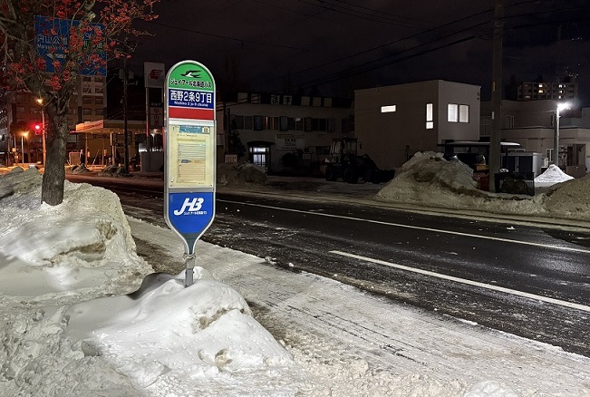 乗用車が路線バスに追突した現場(札幌市西区)