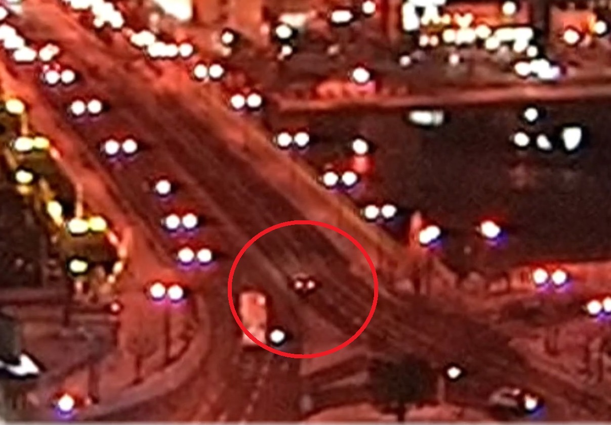 対向車線に進入し、逆走し始める乗用車