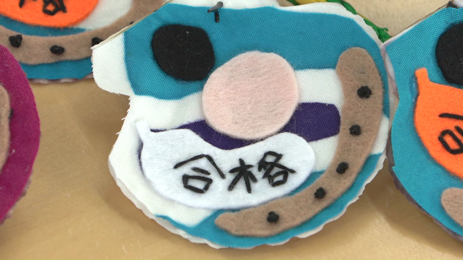 『合格』の文字が殻に貼りつけられた「落ちないホタテお守り」