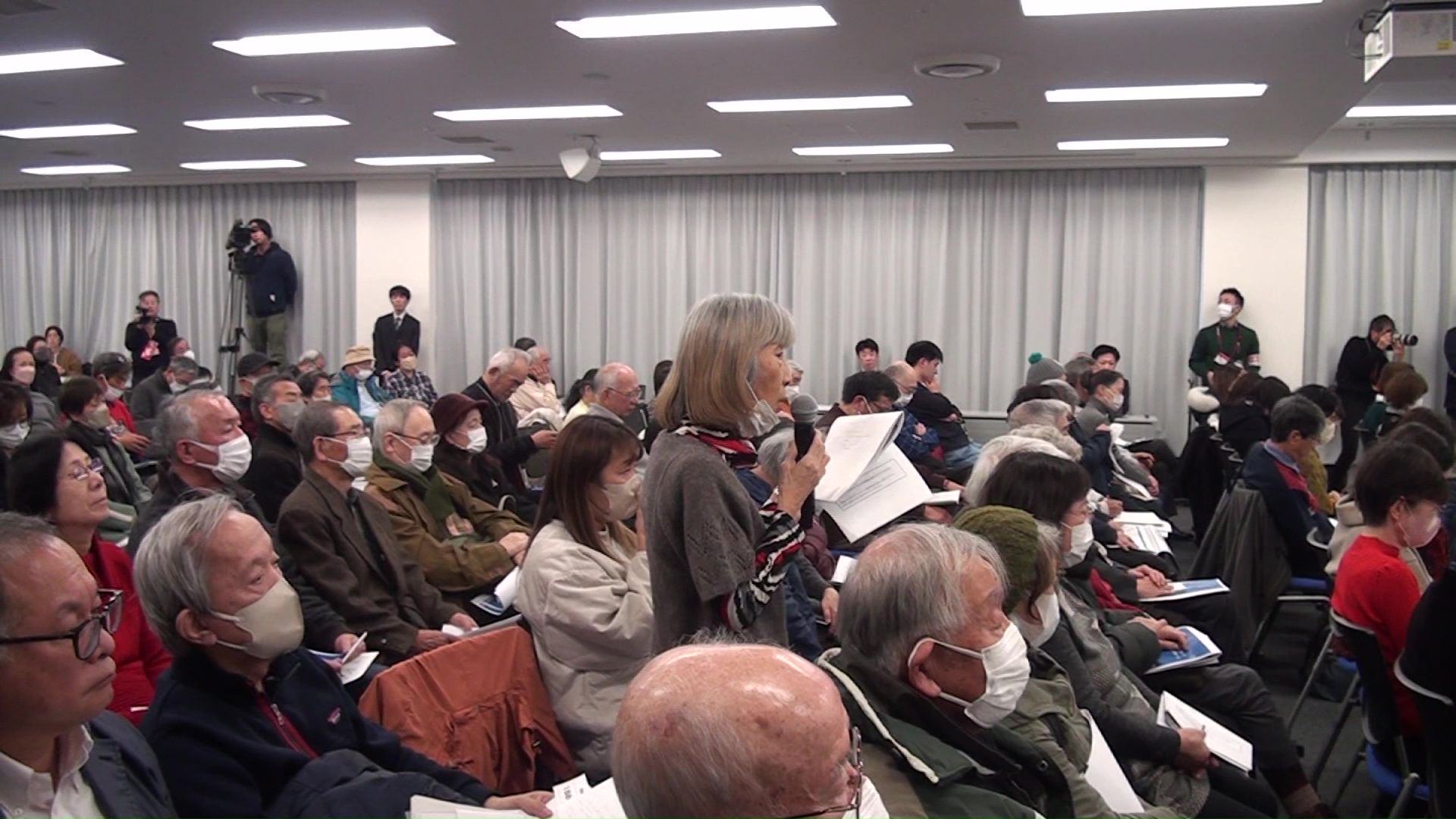 意見を言う高齢の札幌市民