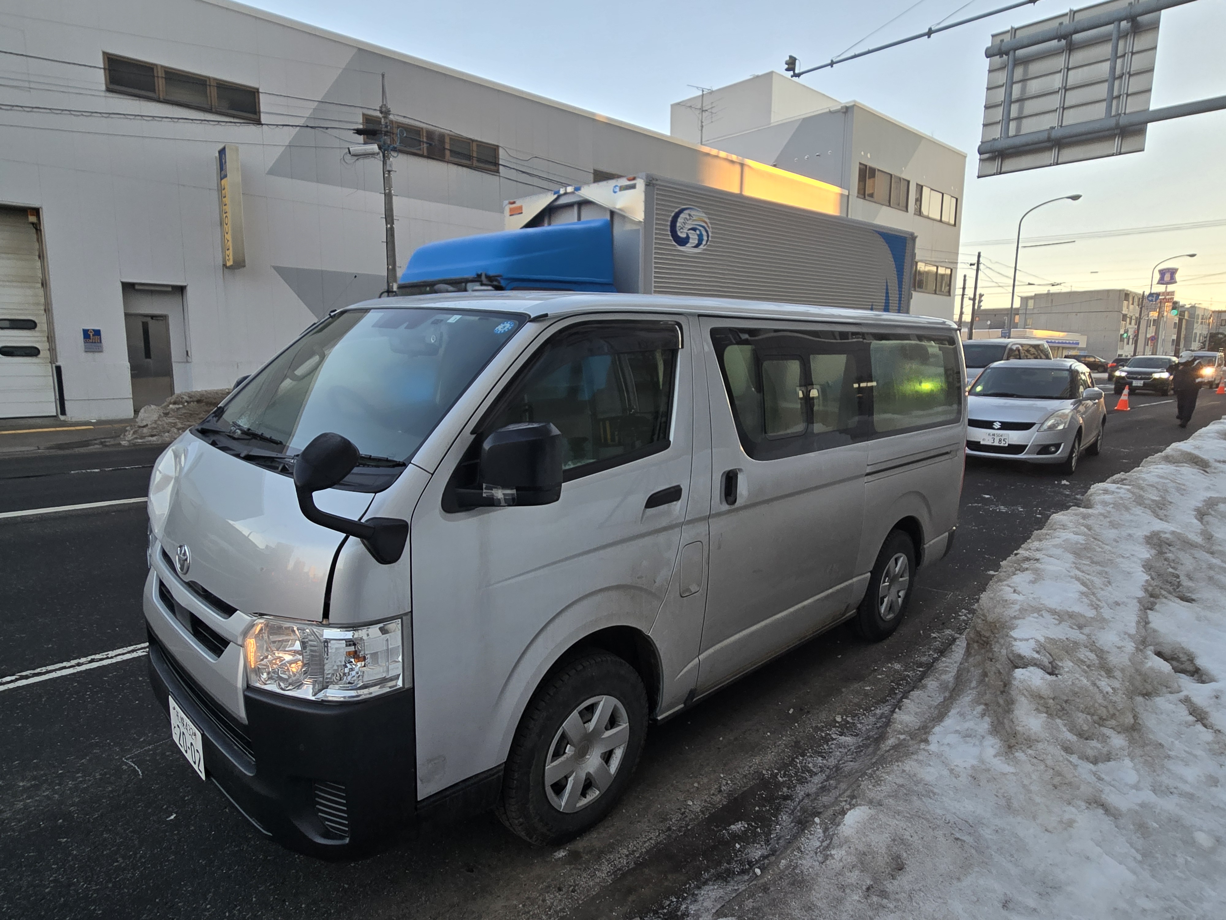 女性をはねたとみられるワンボックスカー