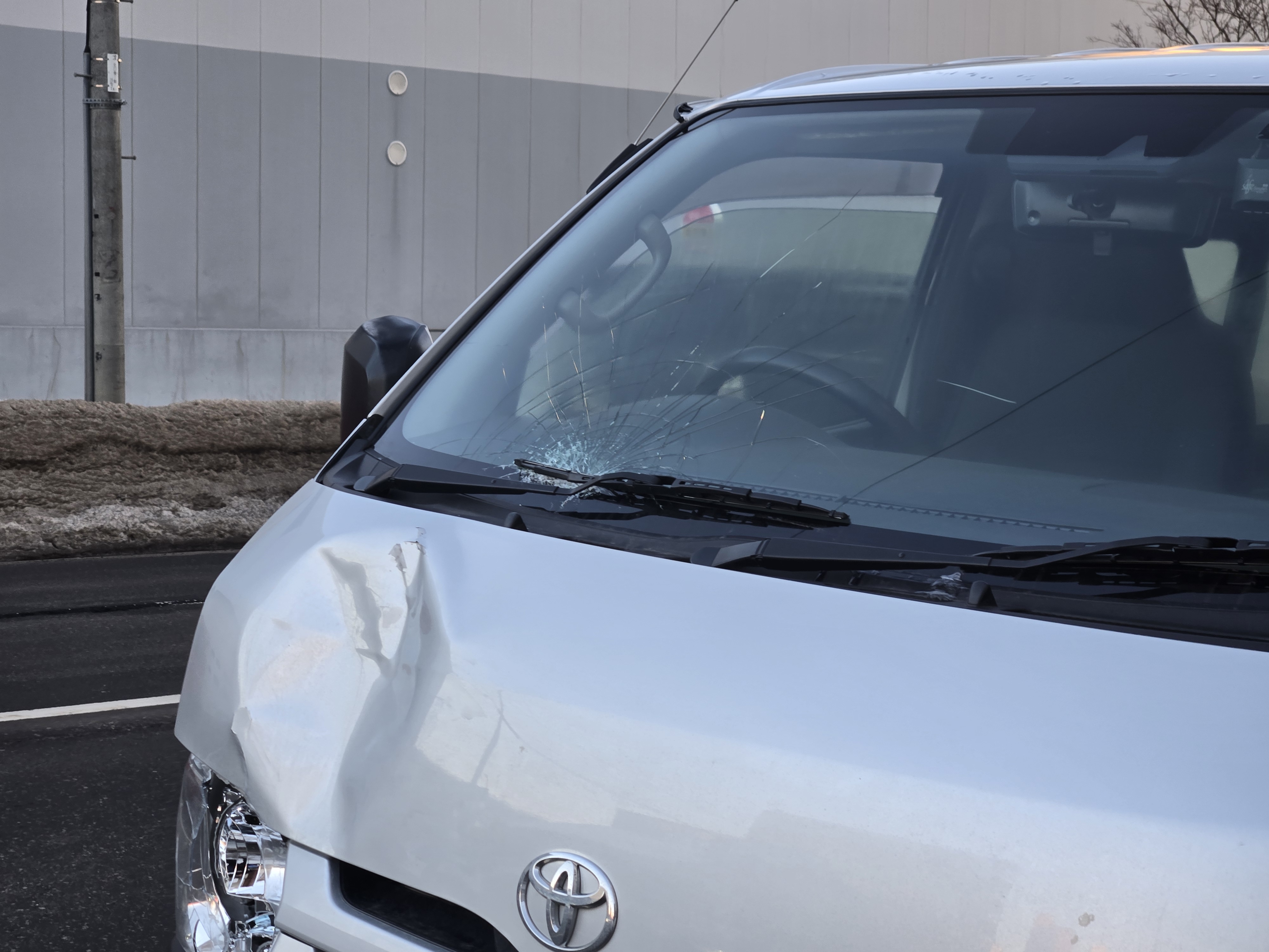 女性をはねたとみられるワンボックスカー