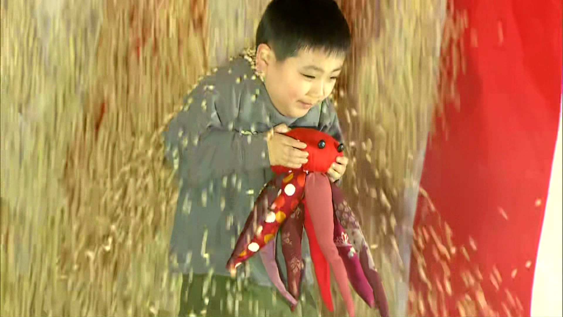 邪気を払う豆の滝行「豆浴び」