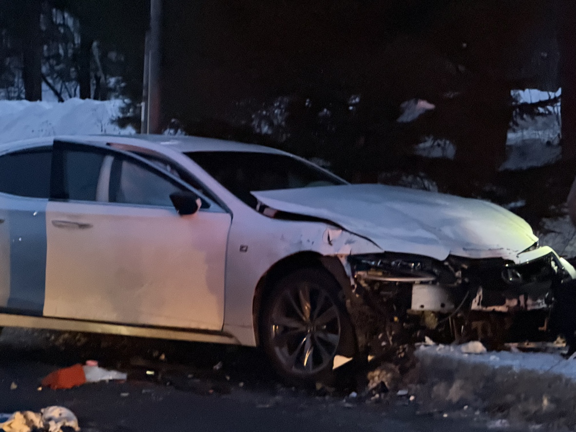 軽トラックと衝突した乗用車