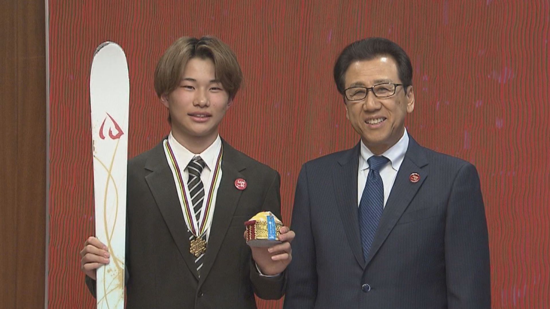 モーグル世界ジュニア選手権で優勝した中原旺助選手（左）と秋元克広札幌市長