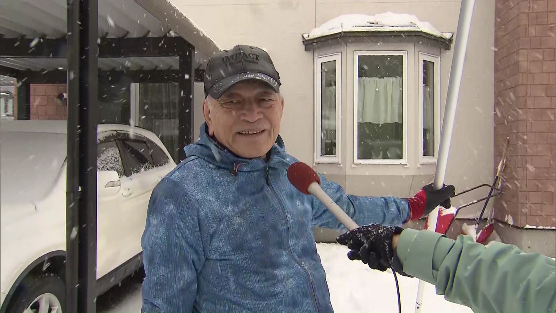 「やっぱり来たか」雪かきする札幌市民