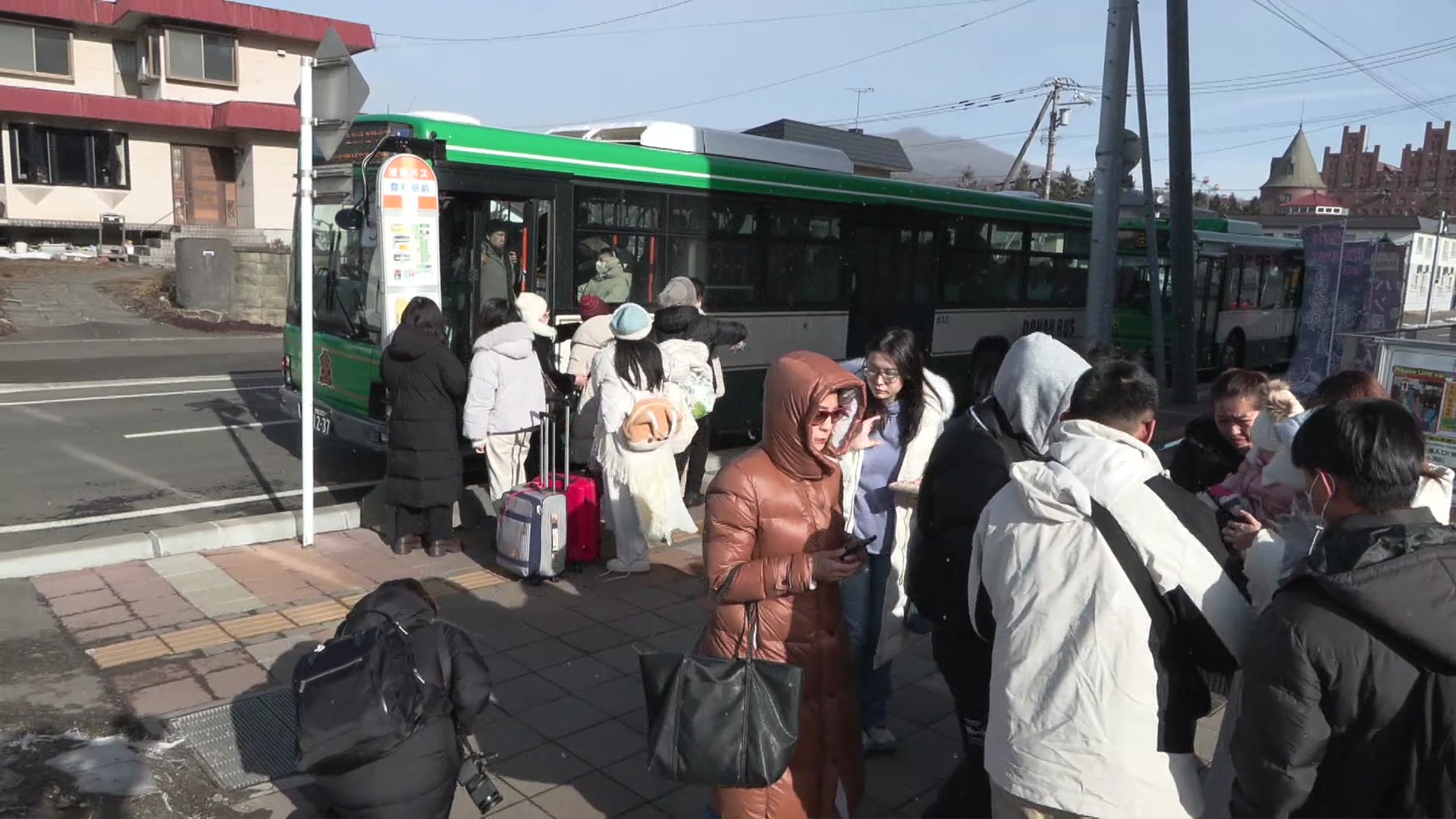 大きな手荷物により交通機関の遅延が問題となっている登別市