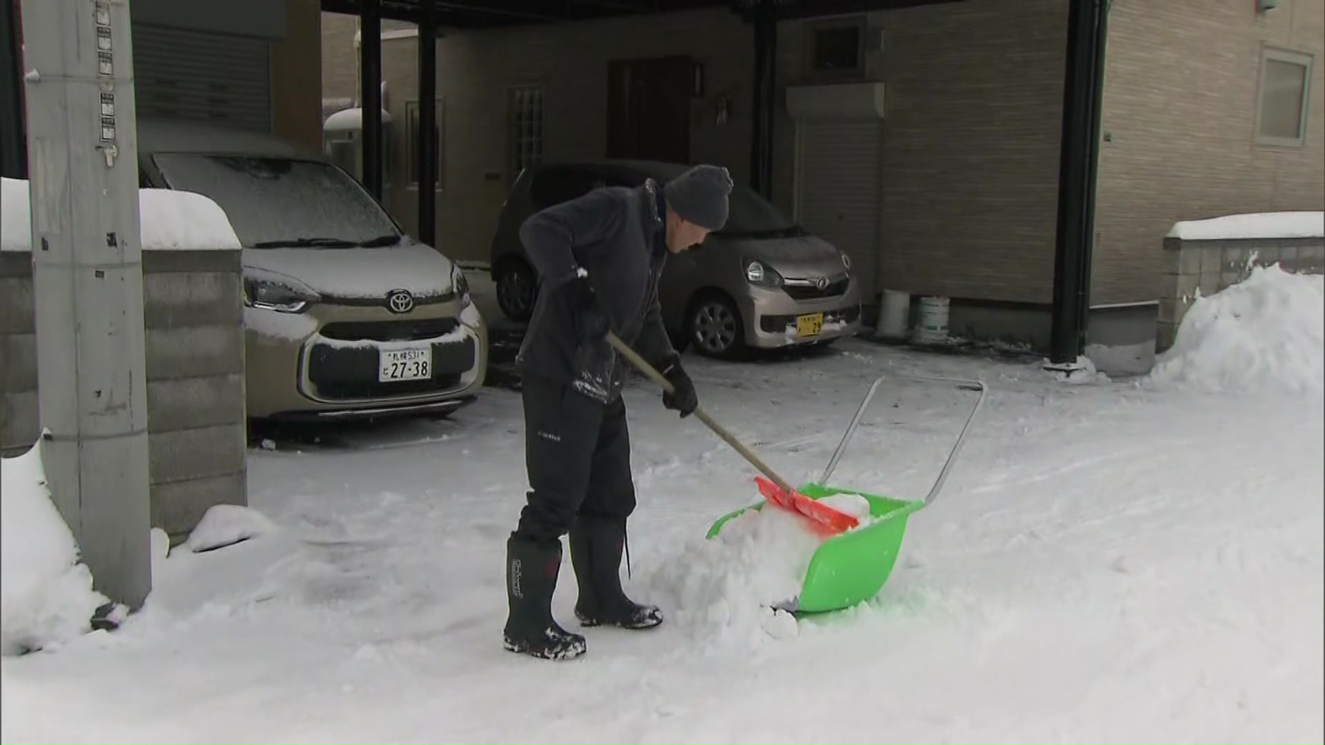 雪かきをする札幌市民