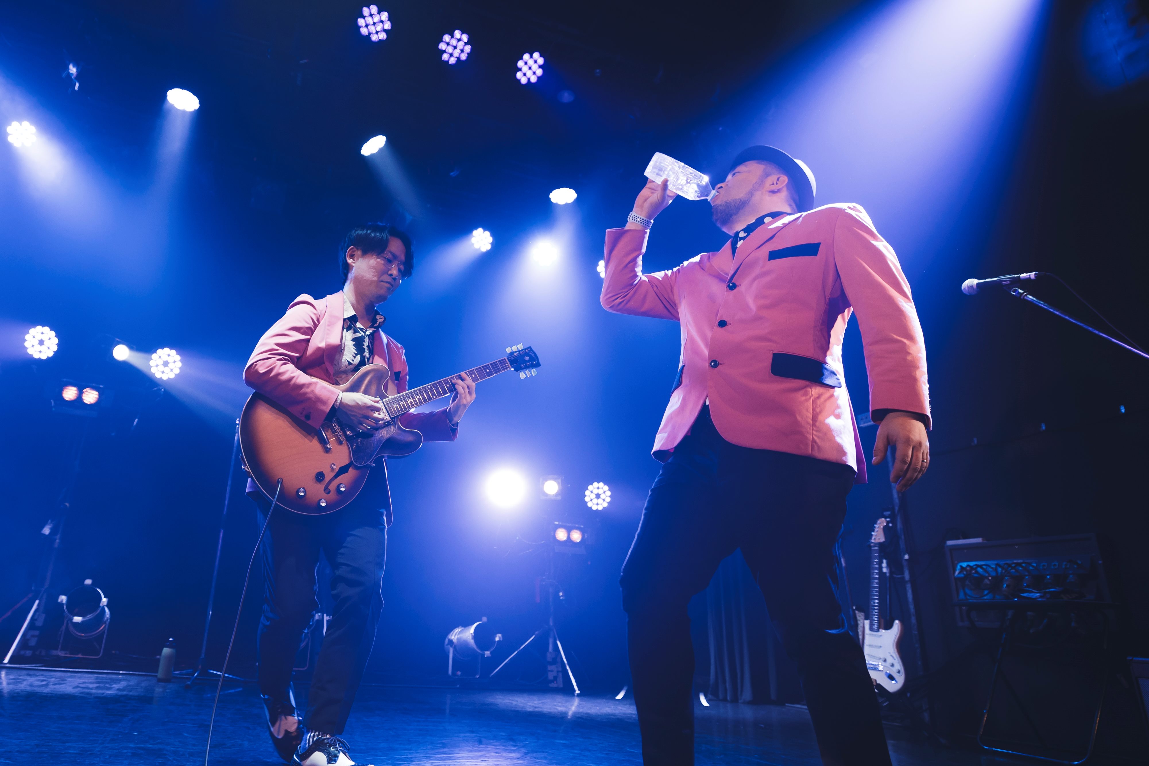 ライブでのパフォーマンス（右 金田ヒデミ、左 田村次郎）　提供トリプルワン