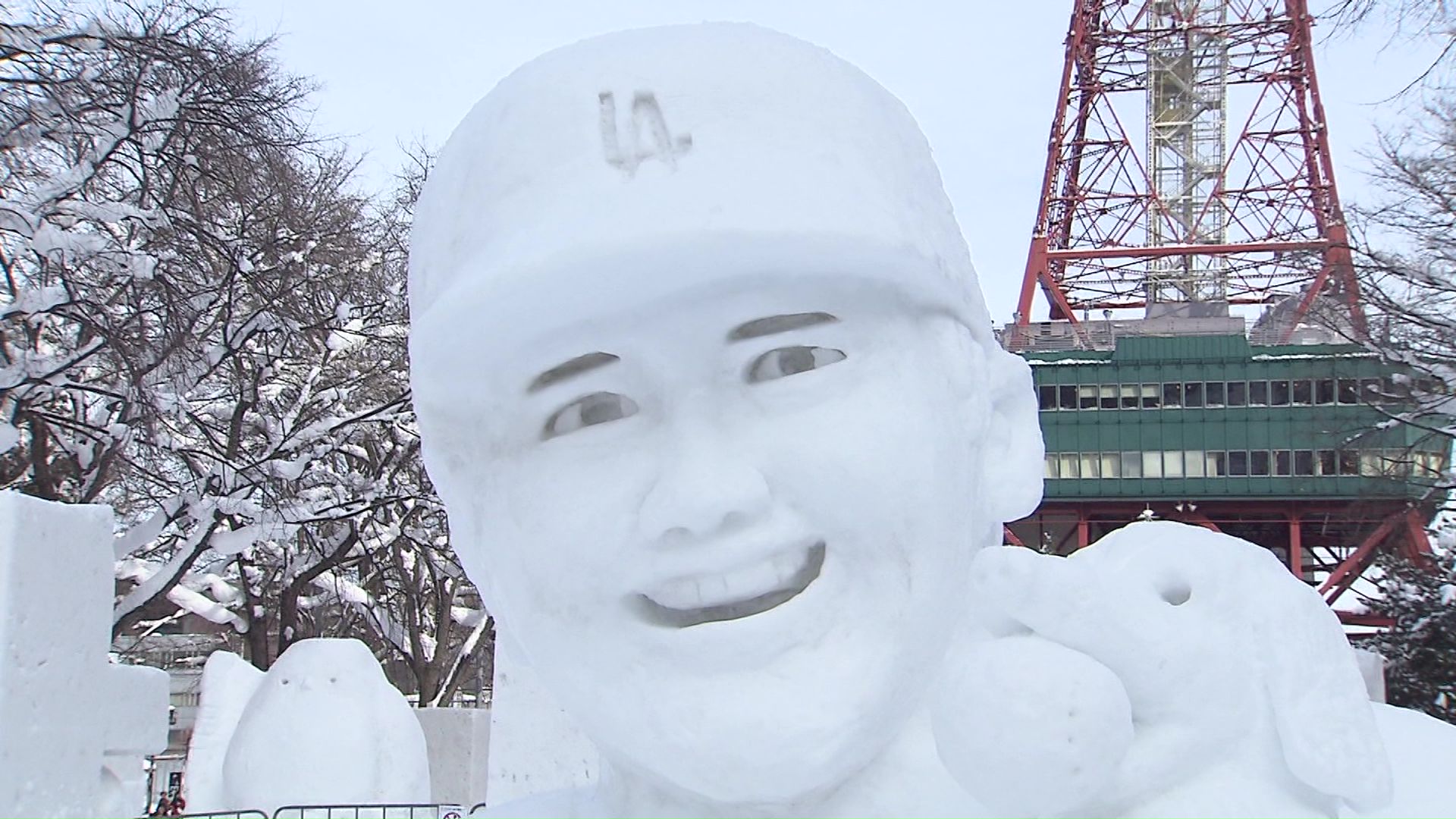 ドジャースの大谷選手と愛犬デコピンの雪像