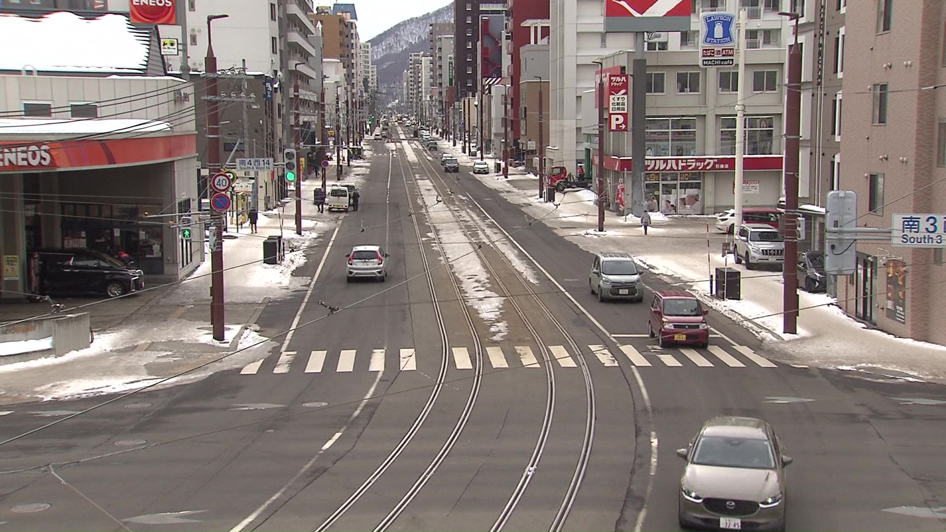 雪が少なく暖冬で雪像づくりは苦戦