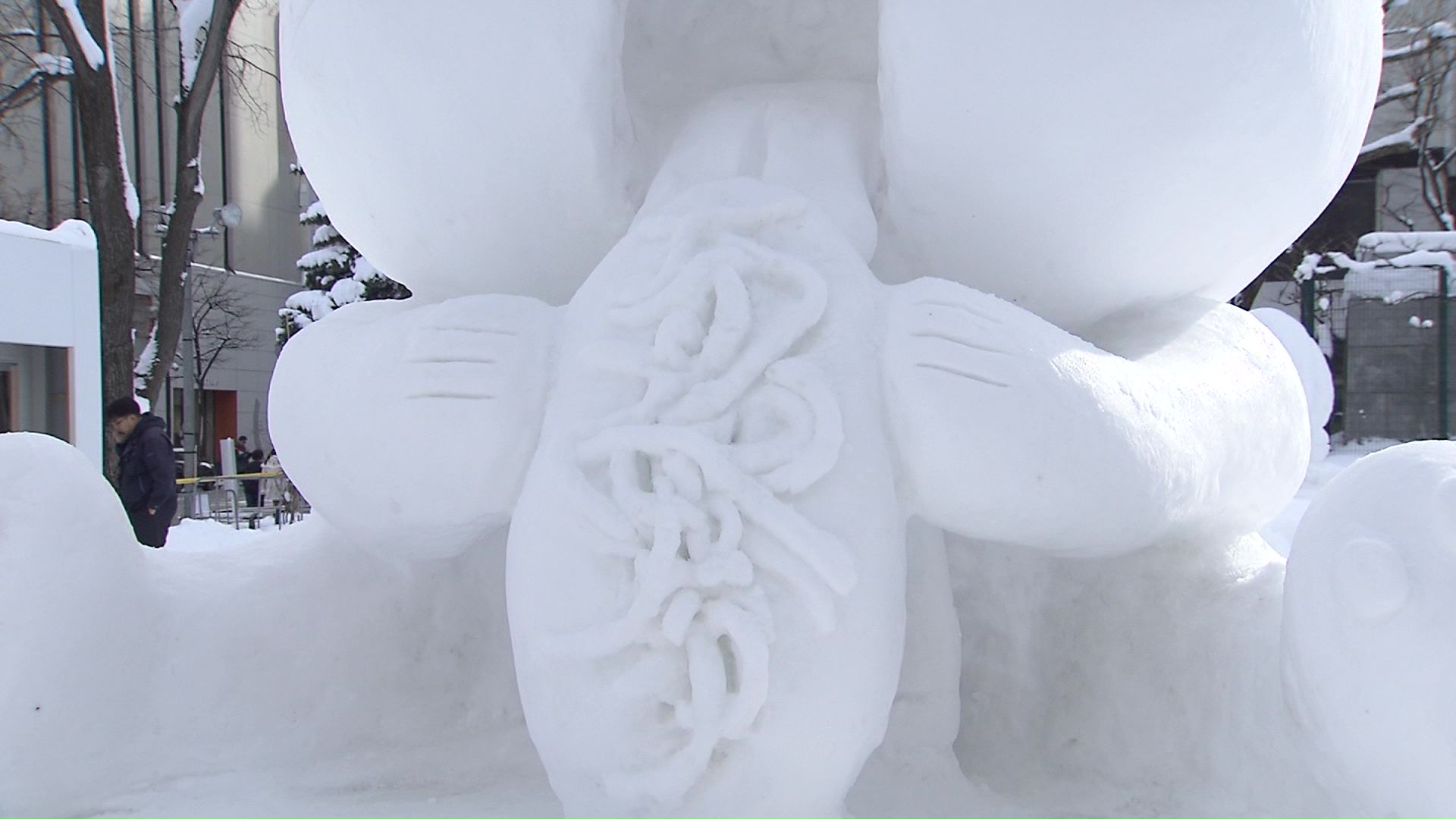 見事に再現された縮れた焼きそばの麺