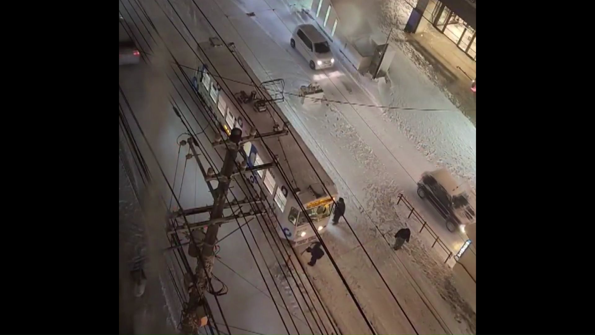 立ち往生する路面電車(撮影:視聴者)