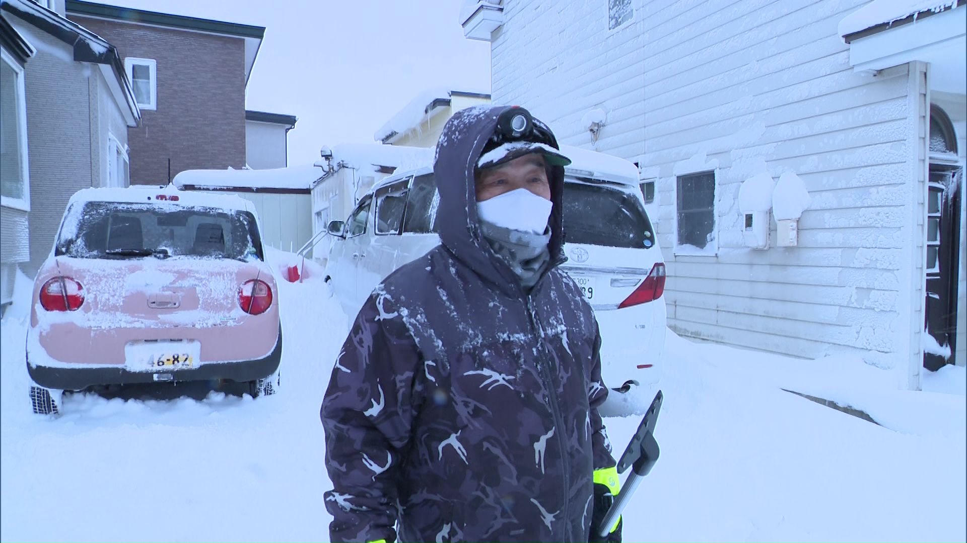「一気に来た」と雪かきする函館市民