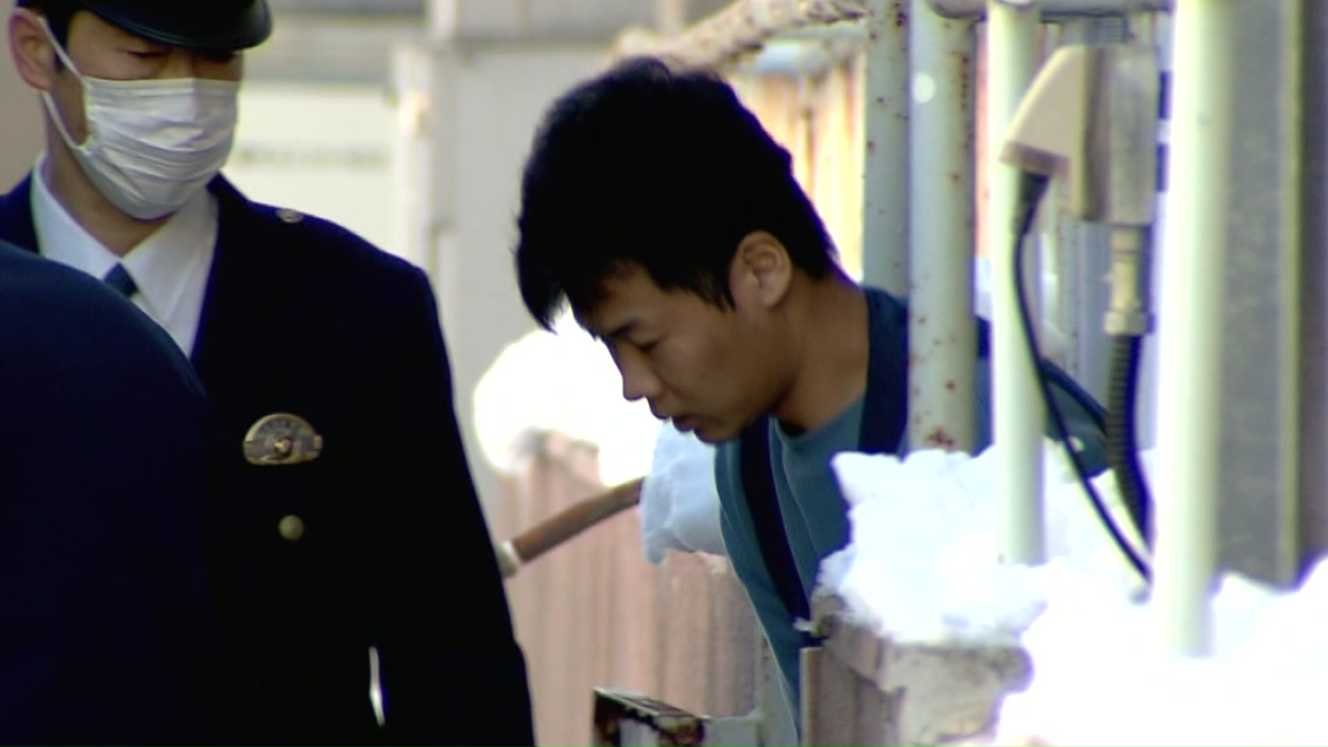 警察車両に入っていく先崎俊成容疑者
