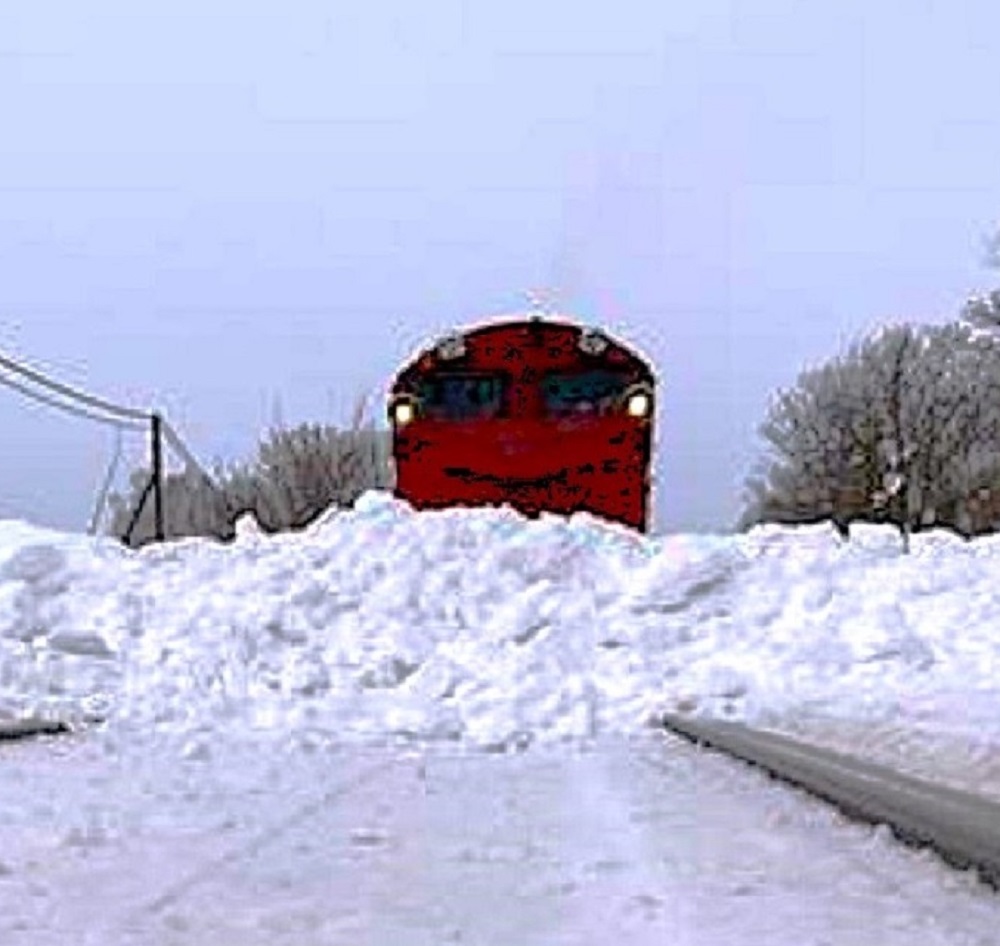 線路上に不自然に作られた雪塊が…近くには鉄道ファンも(提供:JR北海道)