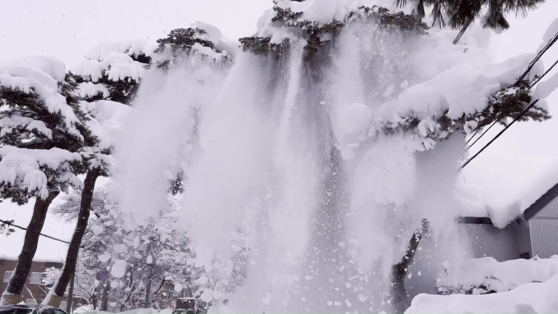 カメラマンが大量の落雪に遭遇