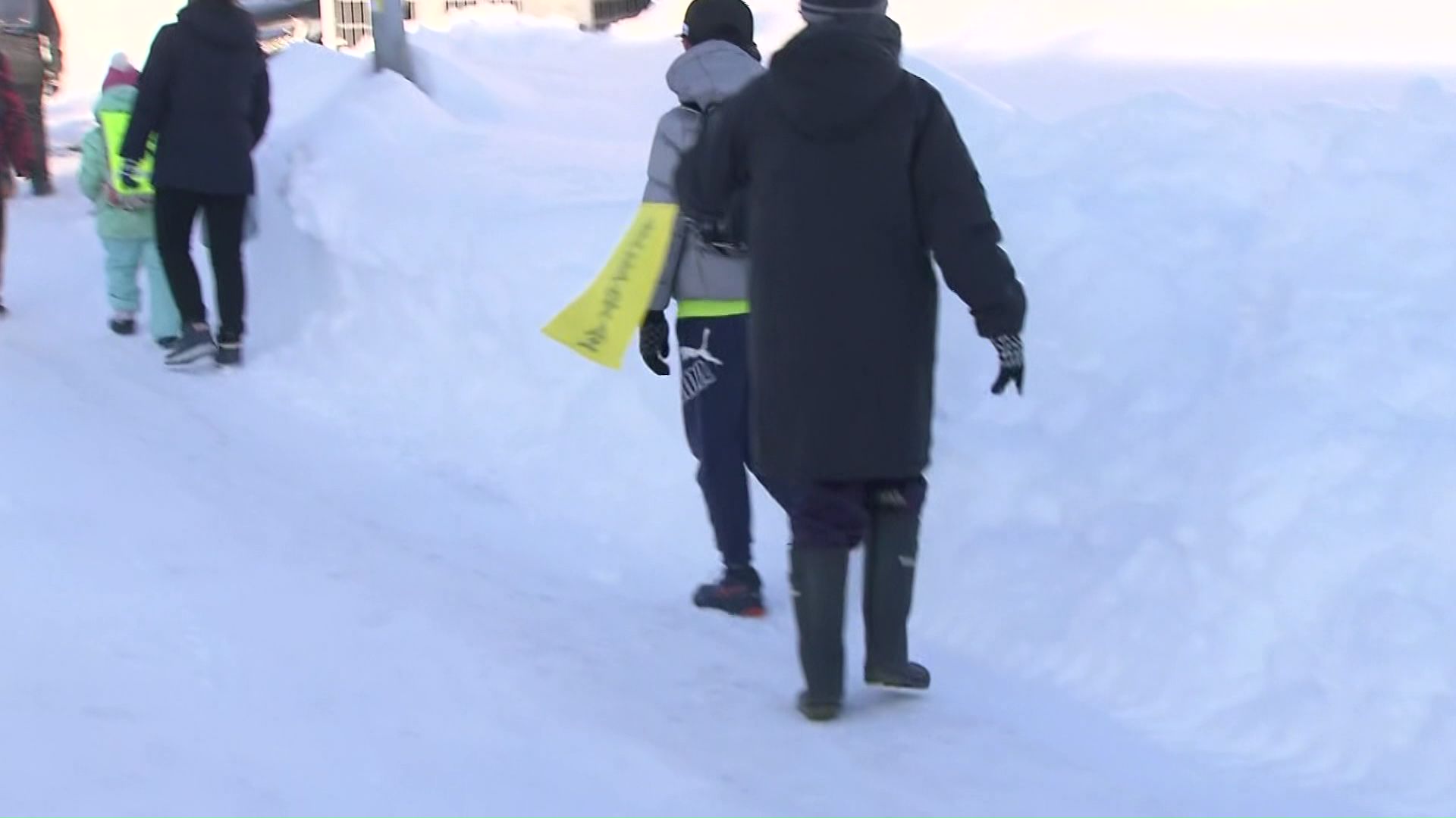 教職員が子どもたちの投稿を見守る