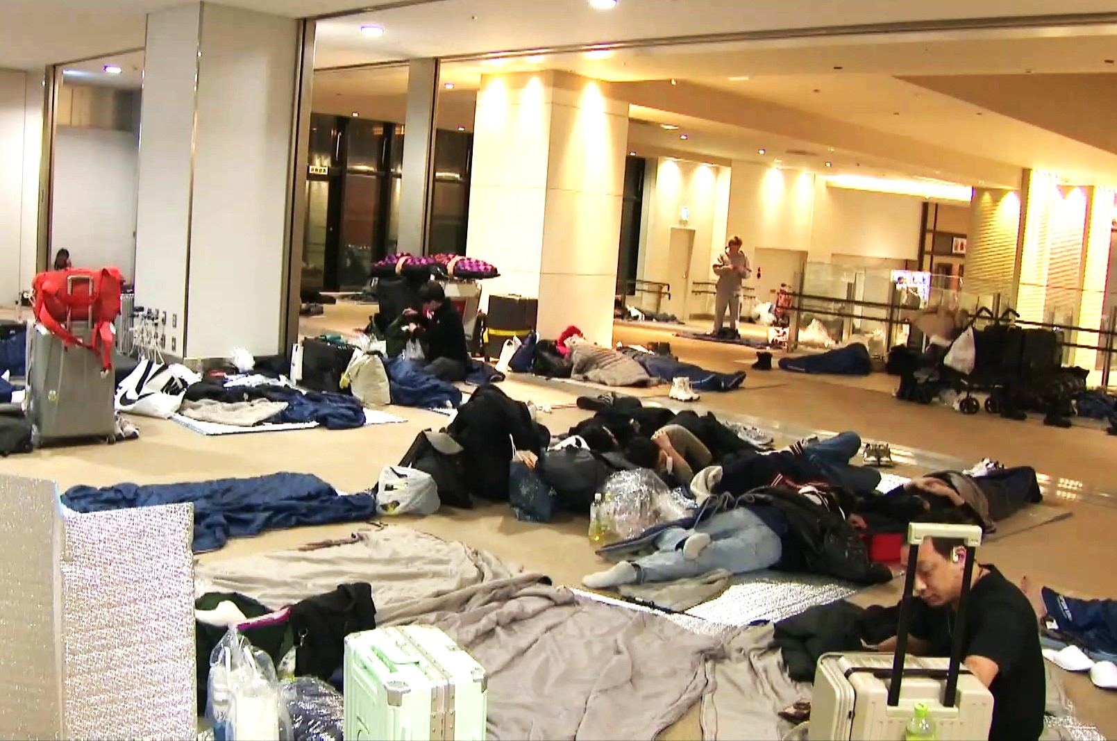 空港内で一夜を明かす人々(11日午後11時30分ごろ)