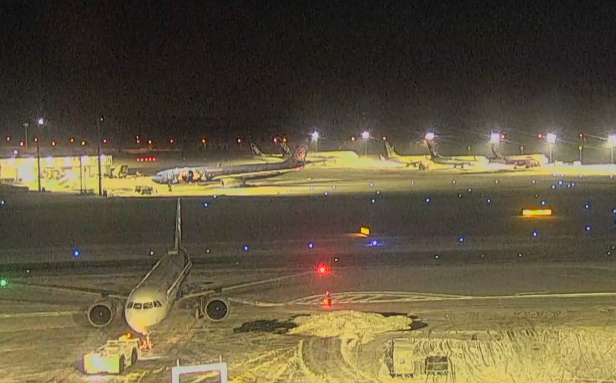 新千歳空港の滑走路（11日午後10時ごろ）