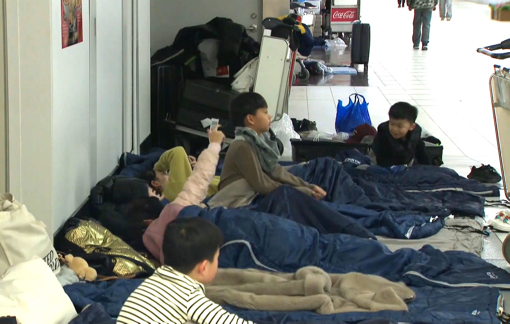 空港で一夜を明かす人々(11日午後11時30分ごろ)