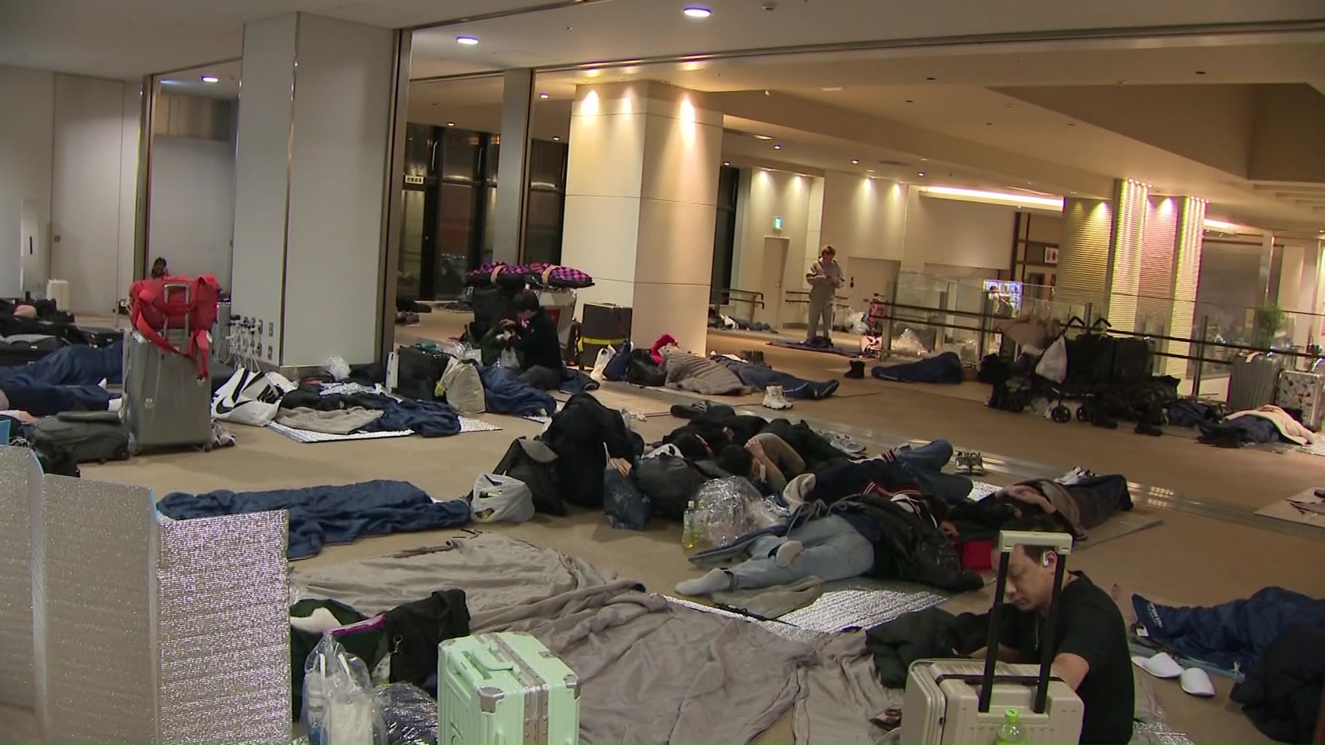 新千歳空港で一夜を明かす観光客ら