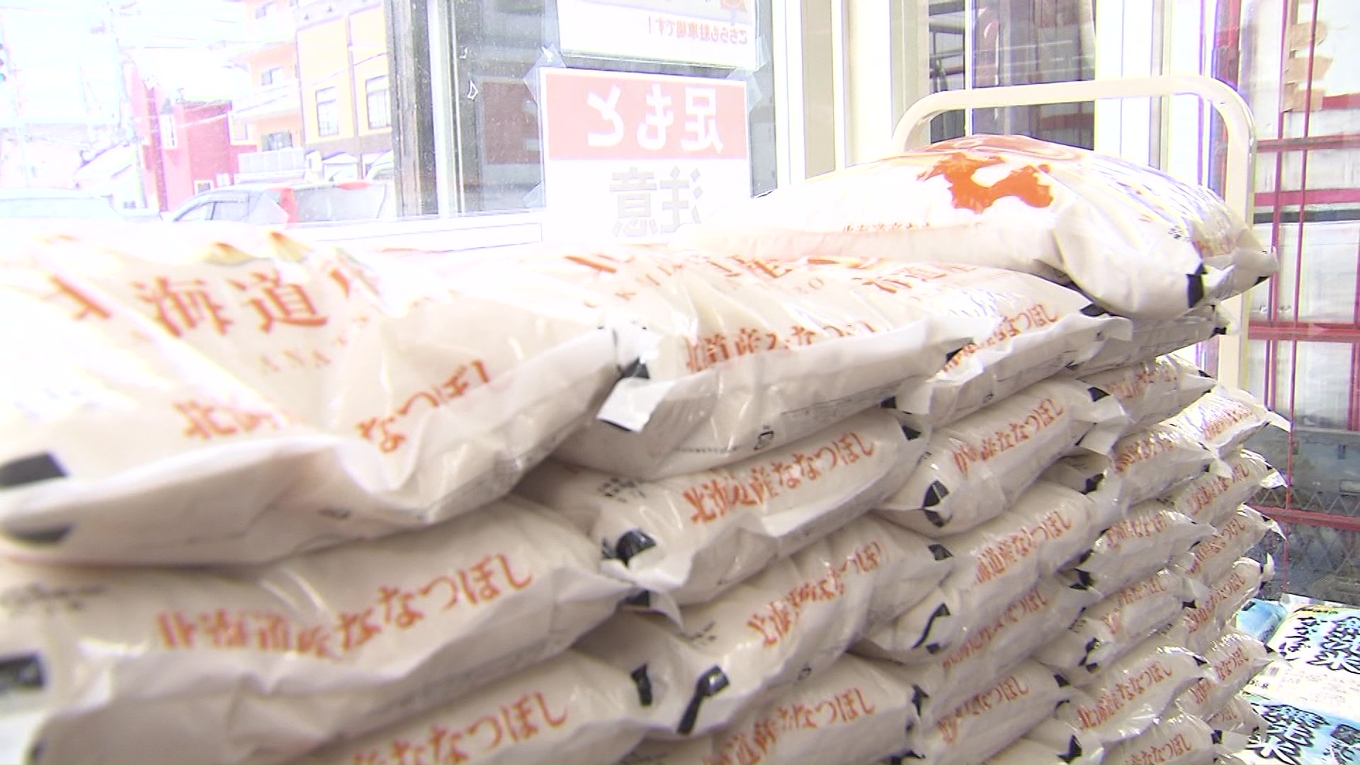 店頭に並ぶコメ