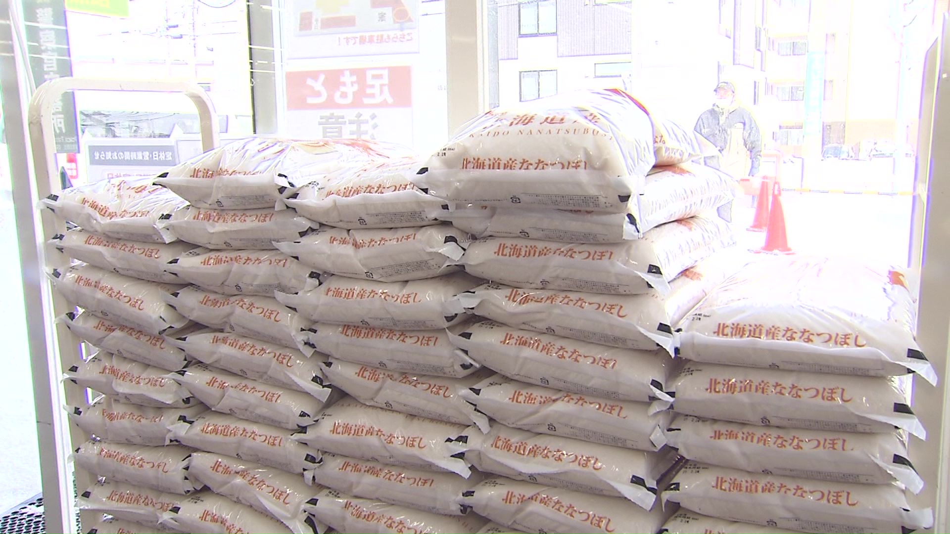 店頭に並ぶコメ